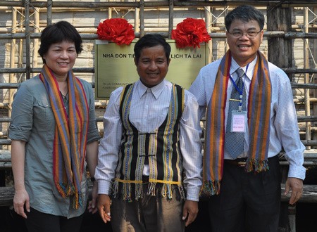 (L to R) Tran Minh Hien, director of WWF-Vietnam, K'Yếu, an ethnic minority participant in the project and Tran Van Thanh, director of Cat Tien National Park at the inauguration ceremony (Photo: SGGP)